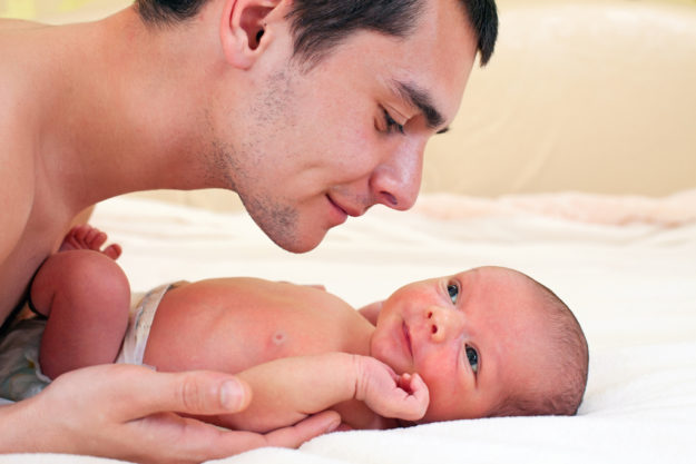 involucrar-al-padre-con-el-bebe-recien-nacido